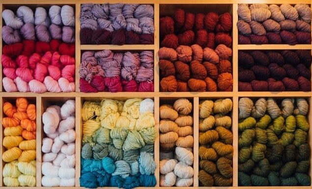 tienda de lanas multicolores