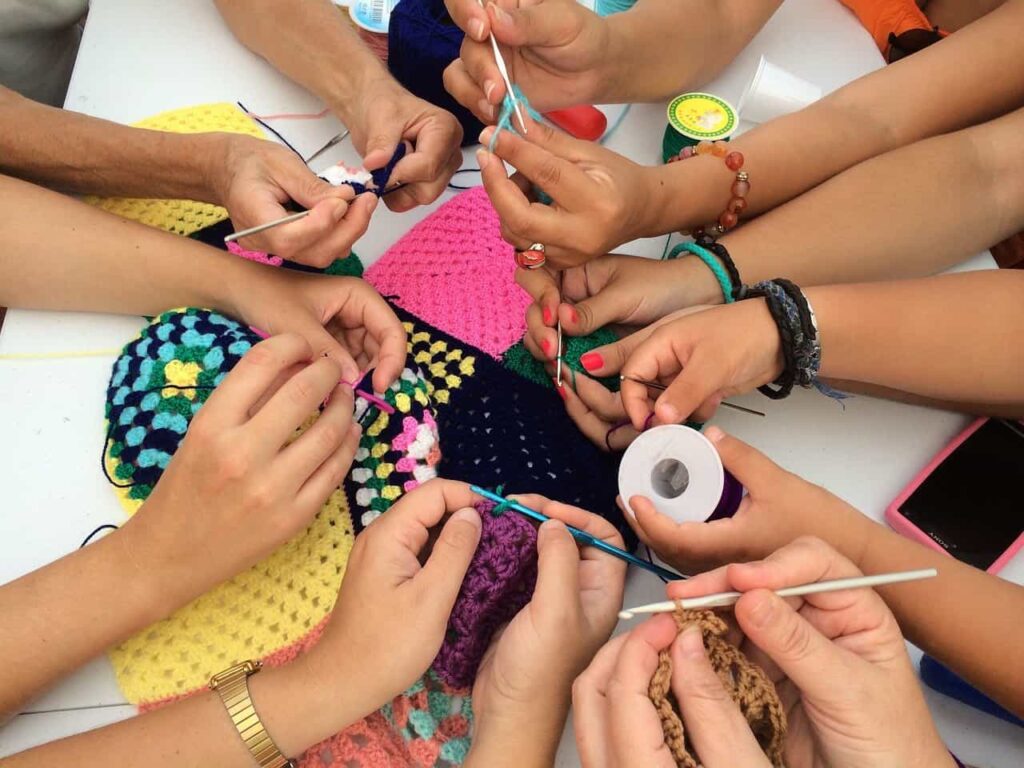 ganchillo en grupo, beneficios del crochet, crochet beneficios, beneficios de tejer a mano, tejer es terapia, aprender a hacer ganchillo, en que ayuda tejer