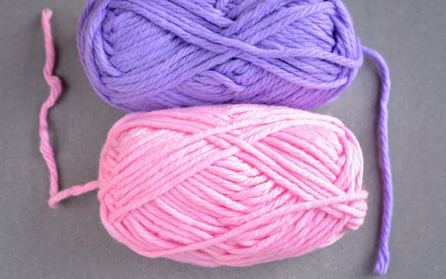 lanas de colores vivos