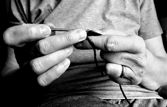 sujetar ganchillo, aguja ganchillo, aguja crochet, crochet con una aguja, cómo agarrar el hilo para crochet, ganchillar, aguja y crochet, lana y aguja crochet, manos crochet, gancho aguja, 