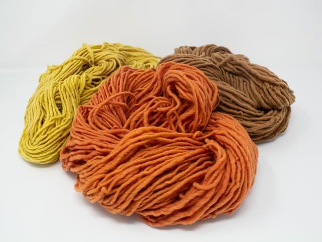 hilos y lanas, madejas para tejer, madejas de lanas, estambre de lana, ovillos de lanas de colores